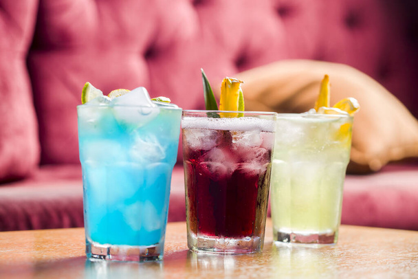 Conjunto de cócteles de colores en el bar - Foto, imagen
