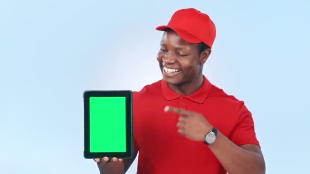 Πράσινη οθόνη, tablet και delivery man δείχνοντας ok σημάδι, mockup και στούντιο απομονώνονται σε ένα μπλε φόντο. Πορτρέτο, τεχνολογία και εντάξει της Αφρικής courier για την αριστεία ηλεκτρονικού εμπορίου, χαμόγελο ή επιτυχία. - Πλάνα, βίντεο