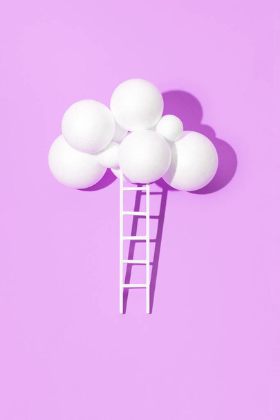 Lépcsők a felhőhöz, minimális kreatív koncepció, siker, fantázia, álmok. Candy rózsaszín háttér. - Fotó, kép