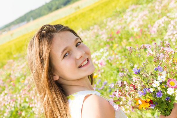 menina com buquê de flores silvestres
 - Foto, Imagem