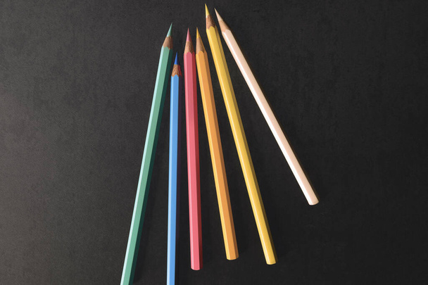 Renkli kalemlerin yakın plan, siyah kağıt arkaplan - Fotoğraf, Görsel