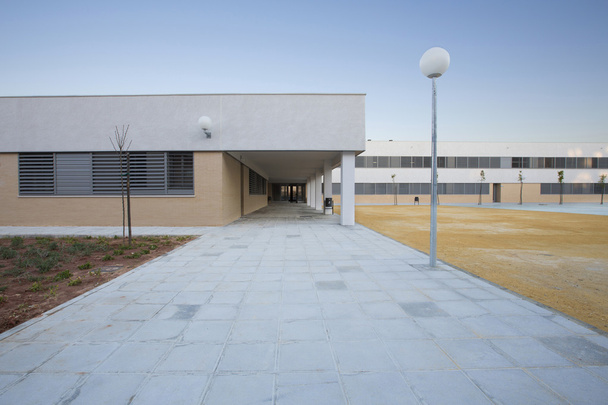 Escuela pública moderna, exterior
 - Foto, Imagen