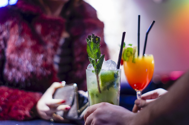 Elegante mujer paga por cócteles mientras cantinero sirve
 - Foto, imagen