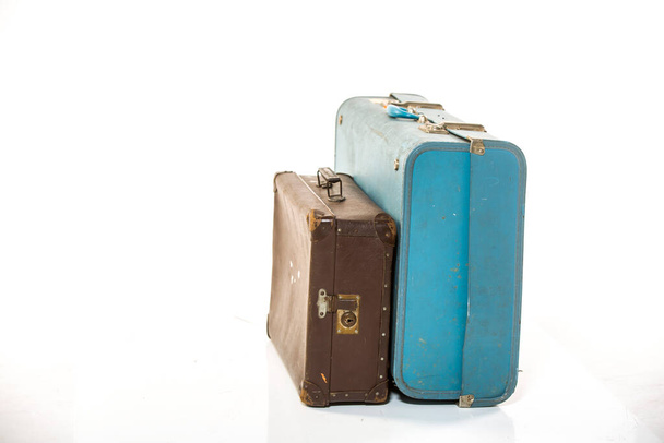 Старые чемоданы на белом фоне
 - Фото, изображение