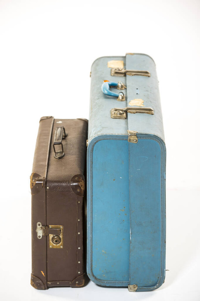 Старі валізи на білому тлі
 - Фото, зображення