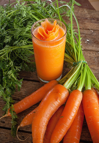 vaso de jugo de zanahoria fresca con zanahorias orgánicas frescas
 - Foto, imagen