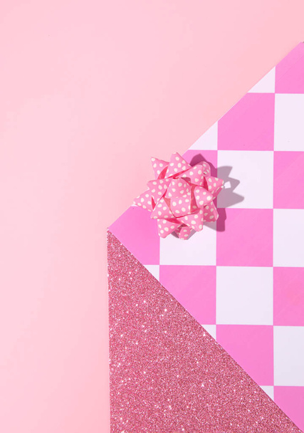 Eine Geschenkbox Idee, kreative ästhetische rosa Layout, Retro-Karo-Muster, 50er Jahre Nostalgie Inspiration.  - Foto, Bild