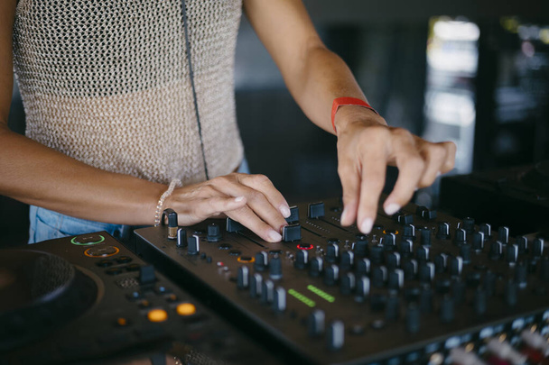 DJ Hands bir müzik festivalinde DJ konsol mikserinde müzik yaratıp düzenliyor. Yüksek kalite fotoğraf - Fotoğraf, Görsel