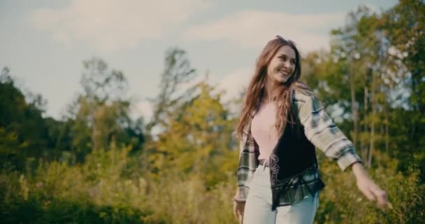 Bezstarostná mladá žena turista baví během dovolené v lese - Záběry, video