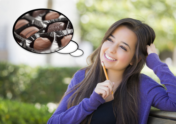 Zamyšlená žena s čokoládové bonbóny uvnitř myslel bublina - Fotografie, Obrázek