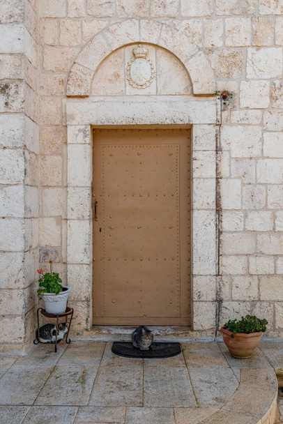 Deir el-Muhraqa (Nagy Tűz Kolostora), a Kármel-hegyi Muhraqa Kármelita Kolostor építészeti részletei az a hagyományos hely, ahol Elijah szembeszállt a Baál prófétáival. Macskák az ajtóban.. - Fotó, kép