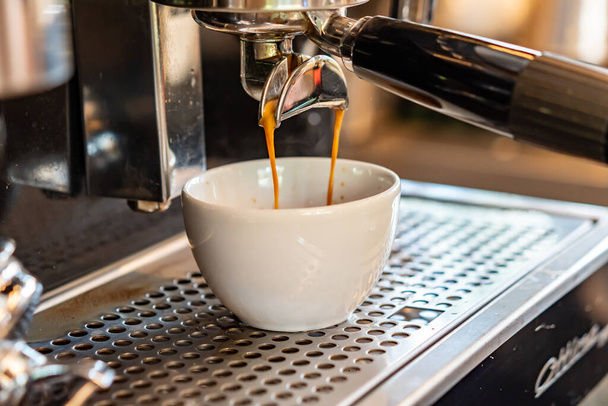 máquina de café espresso que vierte de café en vidrio - Foto, imagen