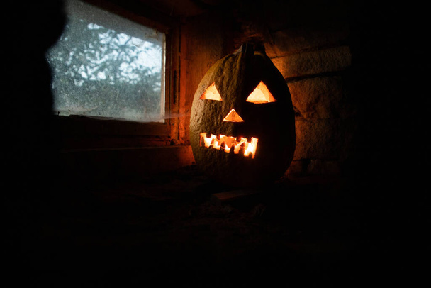 spaventosa zucca di Halloween incandescente in finestra di notte - Foto, immagini