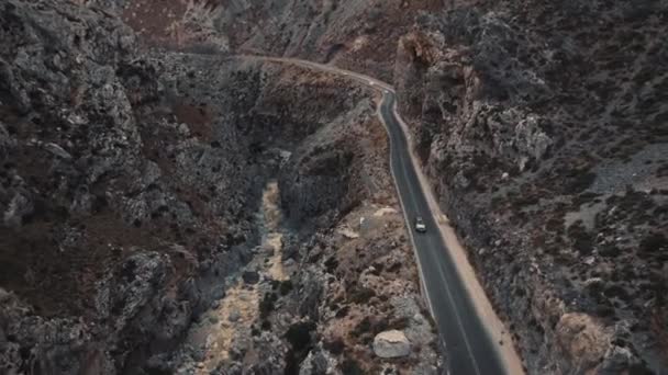 Crète et son beau paysage. Gorge Kourtaliotiko à partir de vue aérienne. Drone filmant des gorges célèbres en Grèce. Images 4k de haute qualité - Séquence, vidéo