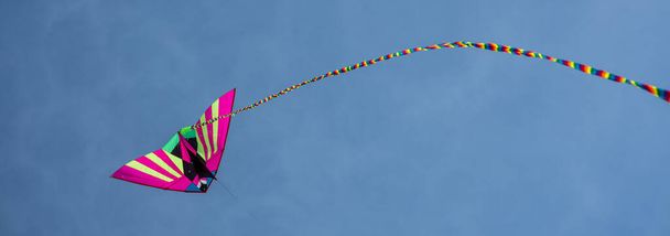 Colorido asiático cometa de seda volando contra el cielo azul - Foto, imagen