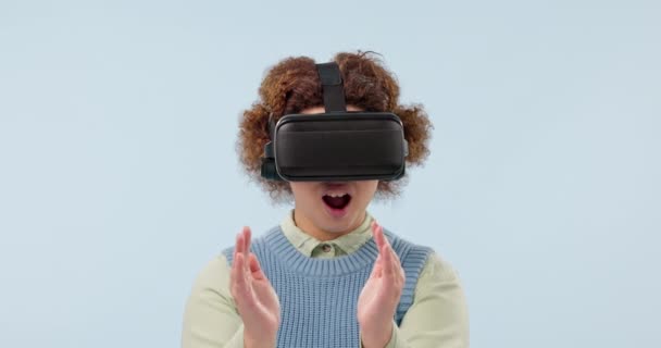 Occhiali VR, donna e mani con cyber metaverse, realtà virtuale e gioco futuristico in studio. Tecnologia, software gamer e professionale femminile con tecnologia 3D e online con sfondo blu. - Filmati, video