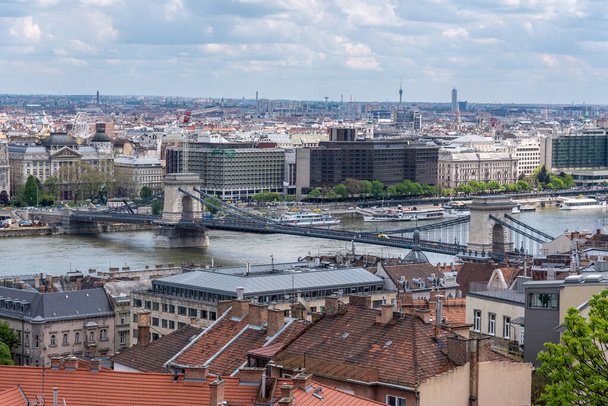 Krajobraz stolicy Węgier Budapesztu w dniu 1 maja 2023 r. - Zdjęcie, obraz