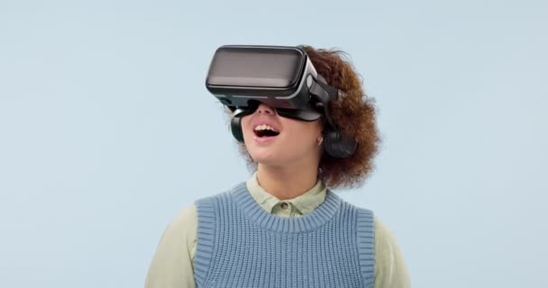 VRメガネ,興奮するビジネス女性,そしてスタジオでメタバース,バーチャルリアリティ,未来的なゲームでビュー. 青い背景を持つ3Dおよびオンライン技術の技術,ゲーマー ソフトウェアそして専門家. - 映像、動画