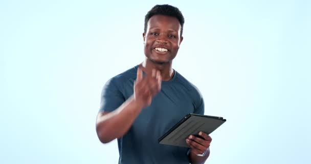 Προσωπικός γυμναστής, μαύρος και πρόσωπο με tablet για εγγραφή, συνδρομή και χειρονομία για συμβόλαιο γυμναστικής. Πορτρέτο, αρσενικό αθλητή και άσκηση με online πληροφορίες για την κατάρτιση στο στούντιο με μπλε φόντο. - Πλάνα, βίντεο
