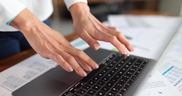 A női kezek gépelnek a laptop billentyűzetén. pénzügyi diagramok kereskedelmi teljesítménykoncepcióval - Felvétel, videó