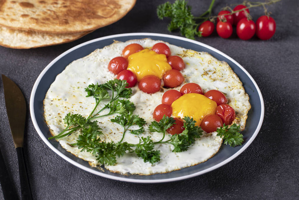 Huevos revueltos con tomates cherry en forma de flor, idea de desayuno para niños - Foto, Imagen