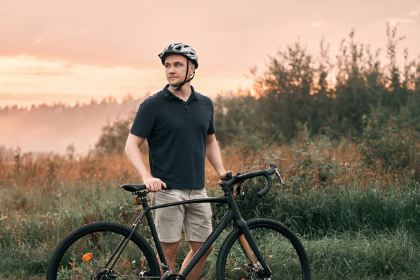Egy motoros bevetésen a Graveling Biciklinél. Egy férfi biciklizik. Szabadtéri tevékenység. - Fotó, kép