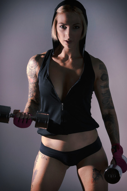 junge weibliche Fitness-Modell posiert. - Foto, Bild