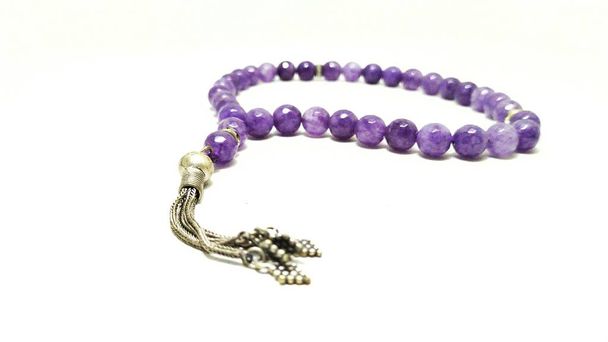 Perline di preghiera in pietra di agata viola tasbih su uno sfondo bianco - Foto, immagini