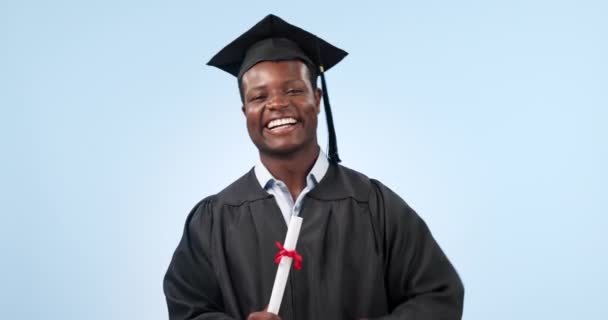 証明書,顔,黒人の男性または卒業生は,教育の達成に最適なサインを持っています. アフリカ人学生のハッピー,卒業,肖像画,または絵文字の手で卒業証書のようなもの. - 映像、動画