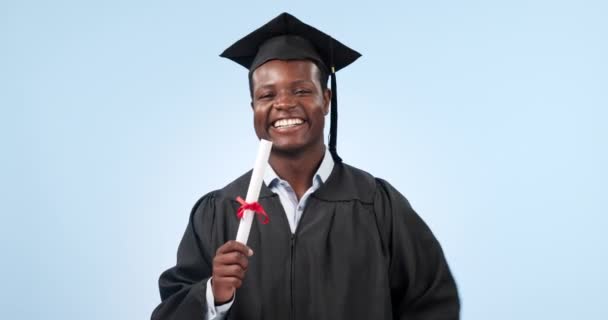 Certificado, éxito y hombre negro o graduarse con una señal perfecta para el logro de la educación. Feliz, graduación y retrato de cara de estudiante africano o persona con una mano emoji para como de un diploma. - Metraje, vídeo