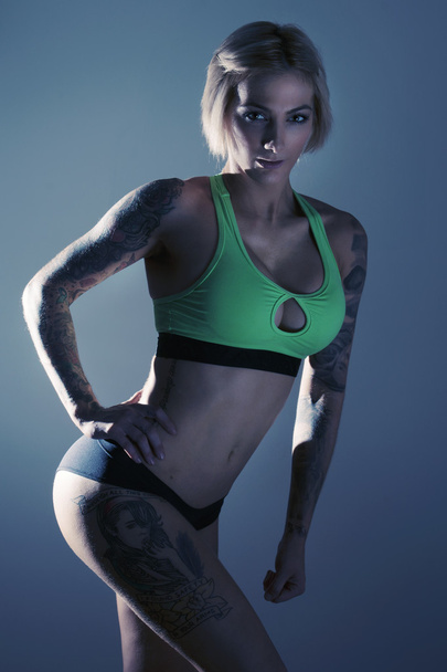 junge weibliche Fitness-Modell posiert. - Foto, Bild