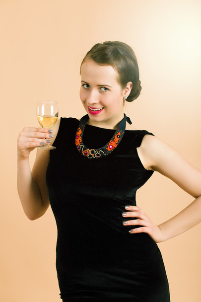piękna młoda brunetka kobieta trzyma kieliszek białego wina - Zdjęcie, obraz