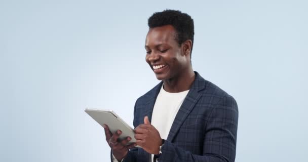 Hombre negro feliz, tableta y riendo por broma divertida o redes sociales contra un fondo de estudio. Hombre de negocios africano sonrisa con la tecnología para meme en línea, aplicación de chat o creación de redes en el espacio de maqueta. - Imágenes, Vídeo