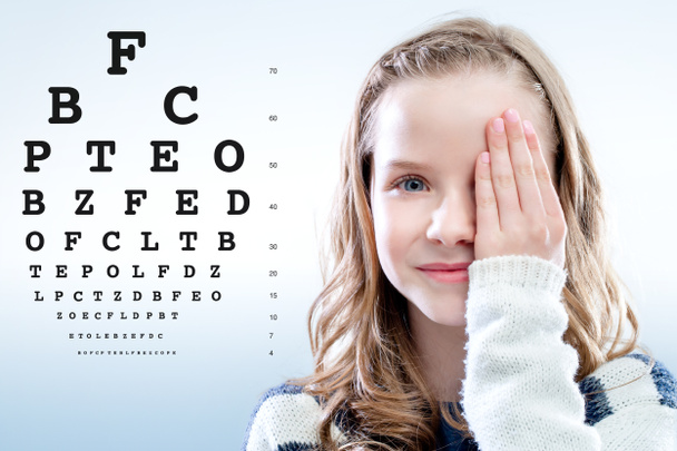 Girl reviewing eyesight. - Photo, Image