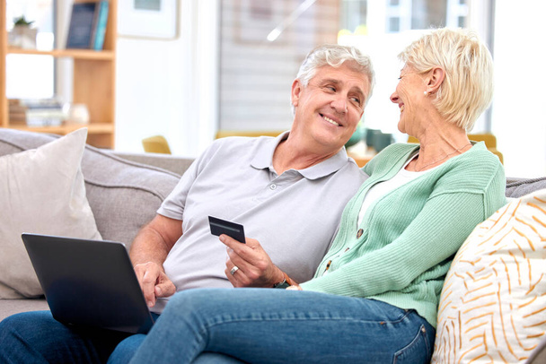 Laptop, senior or happy couple zakupy online z kartą kredytową dla cyfrowego produktu z kodem rabatowym. Uśmiech, promocja lub dojrzali ludzie z płatnością finansową do kupienia na stronie fintech w domu. - Zdjęcie, obraz