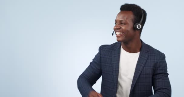 Boldog fekete férfi, call center és rámutatva ügyfélszolgálat vagy reklám ellenére stúdió háttér. Afrikai üzletember, tanácsadó vagy ügynök portréja, amely információkat vagy tanácsokat ad a mockup-ról. - Felvétel, videó