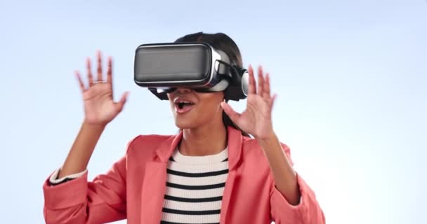 Γυναίκα, φοιτητής και VR ή φουτουριστικό γυαλιά για e-learning, 3d λογισμικό ή εμπειρία χρήστη σε μπλε φόντο. Ενθουσιασμένος και άνθρωπος σε εικονική πραγματικότητα, οθόνη εκπαίδευσης ή τεχνολογία metaverse στο στούντιο. - Πλάνα, βίντεο