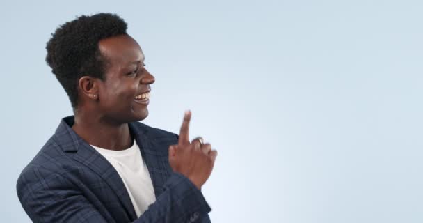 Šťastný černoch, byznys a ukazující v reklamě nebo marketingu na pozadí studia. Portrét afrického podnikatele úsměv a ukazuje oznámení, řešení nebo informace o makléřský prostor. - Záběry, video