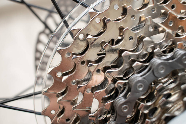 Kerékpár kerékpár hátsó váltó fogaskerék kazetta lánc részlet közelről. - Fotó, kép