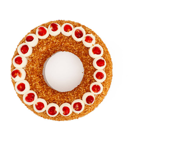 Frankfurter Kranz Cake, ook wel bekend als Kranz in Duitsland, is een klassiek en geliefd Duits dessert. Taart op een witte achtergrond. - Foto, afbeelding