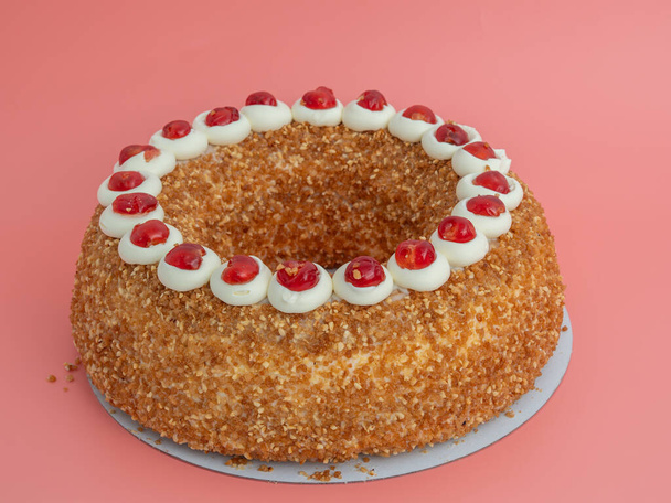 Frankfurter Kranz torta, más néven Kranz Németországban, egy klasszikus és szeretett német desszert. Rózsaszín alapon készült torta. - Fotó, kép