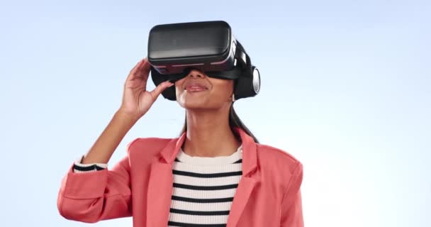 Γυναίκα, εικονική πραγματικότητα και φουτουριστικά γυαλιά για την ηλεκτρονική μάθηση, λογισμικό ή φοιτητική εμπειρία σε μπλε φόντο. 3D βίντεο και άτομο στην τεχνολογία VR, εκπαίδευση και μεταστροφή στο στούντιο.. - Πλάνα, βίντεο