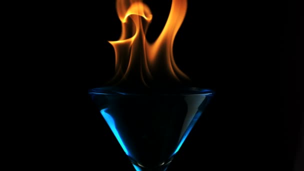 Fuego soplando de cristal de martini
 - Imágenes, Vídeo