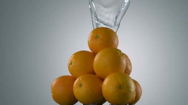 Мытье апельсинов на светлом фоне
 - Кадры, видео