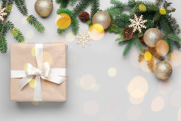 Noel hediyesi, köknar dalları ve arka planda dekor, üst manzara - Fotoğraf, Görsel