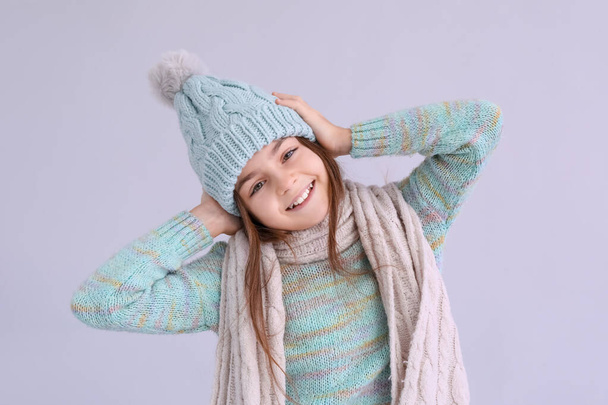 Roztomilé holčička v zimním oblečení na šeříku pozadí, detailní záběr - Fotografie, Obrázek
