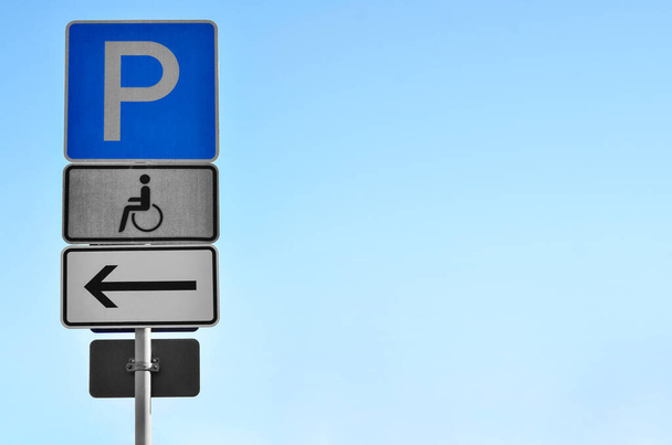 Znaki parkingowe dla niepełnosprawnych w mieście, zbliżenie - Zdjęcie, obraz
