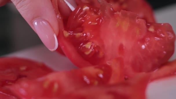 Viipaloin kaunista, herkullista punaista tomaattia. Laadukas 4k kuvamateriaalia - Materiaali, video