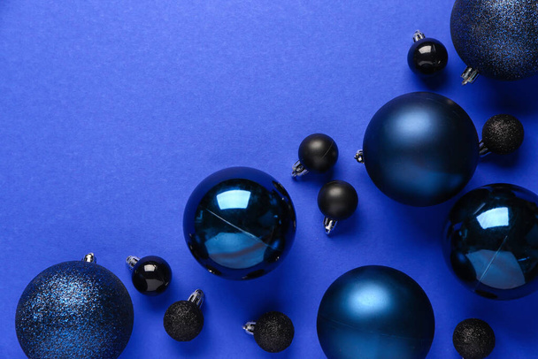 різдвяні кульки на темно-синьому фоні
 - Фото, зображення