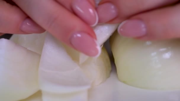 Ο σεφ κόβει ένα κρεμμύδι με μαχαίρι. Υψηλής ποιότητας 4k πλάνα - Πλάνα, βίντεο